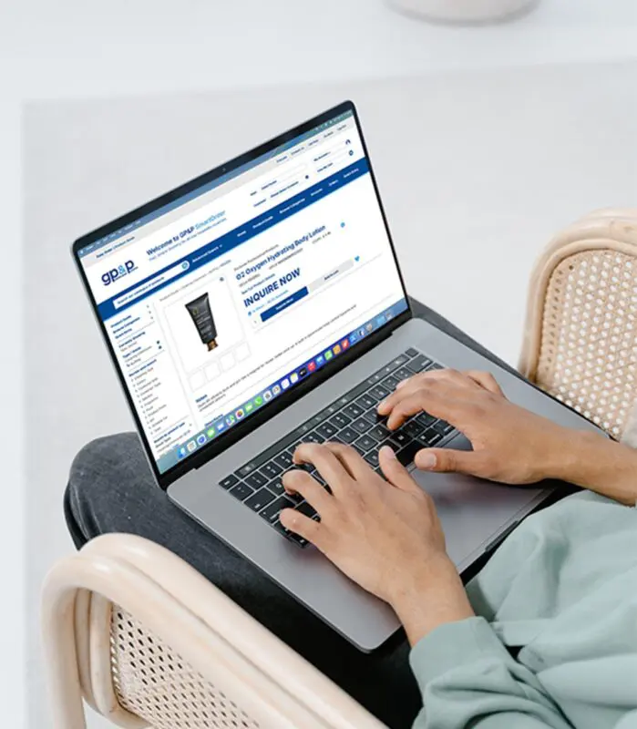 Person using SmartOrder in laptop